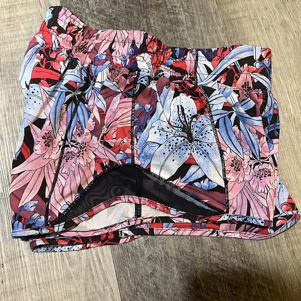 🛍️BOGO FREE Lululemon Hotty Hot Lush Lillies Multi Black size 2 - Picture 6 of 11